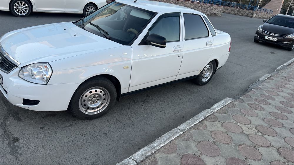 Машина приора 2 полулюкс