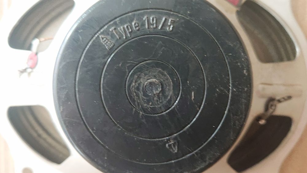 Стар голям висоговорител от лампово радио.