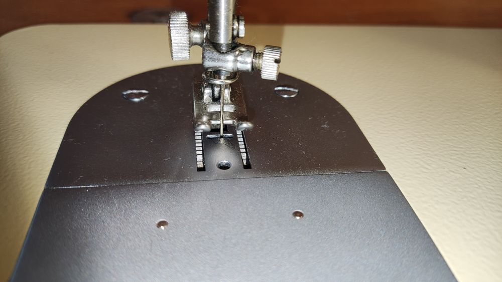 Швейная машинка "Чайка 142М".