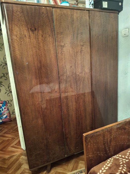 Шкаф деревянный.