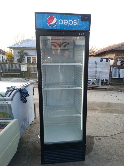 Vitrina verticala de ultimă generație,volum mare,led