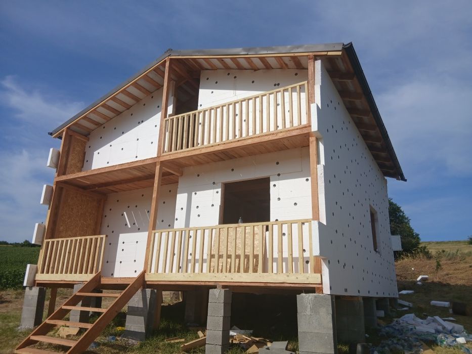 Vând case pe structura din lemn la gata