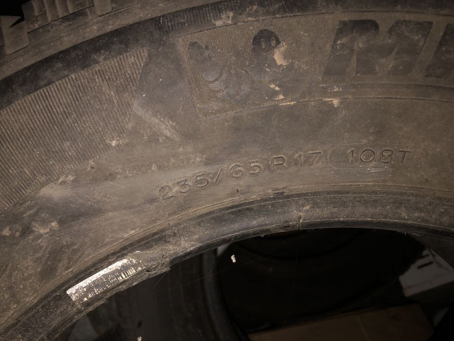 Продам резины 2-шт Michelin 235/65/17