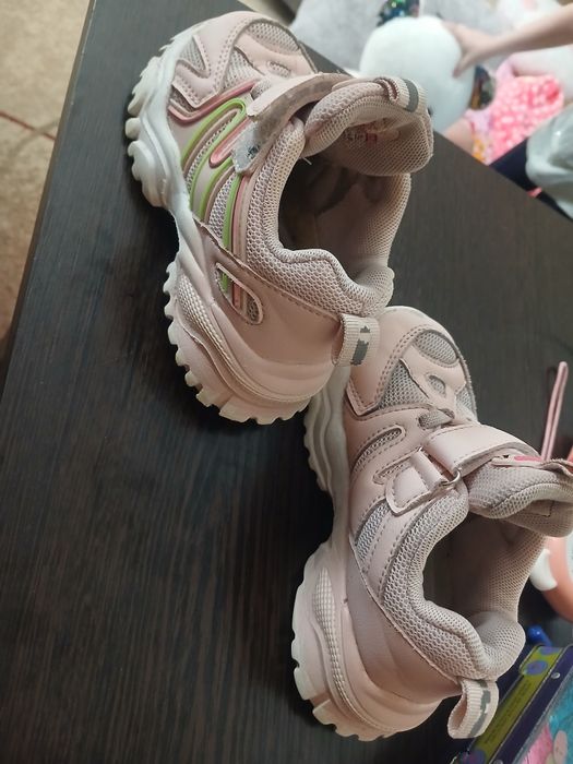 Отдам кросовочки на девочку