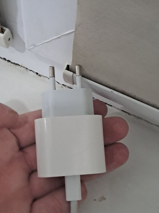 Продам дви зарядки для айфона и Android