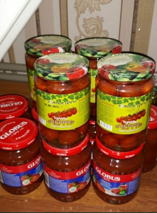 Банки с закручивающимися крышками.