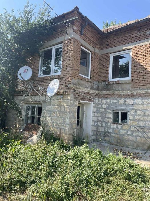 СОБСТВЕНИК продава Къща  
ТЕЛЕФОН 0888102773
2 етаж 3 стаи
Приземен етаж 2 стаи
Действащи партиди за ток и вода 
Сменена ПВЦ Дограма
ЦЕНА 29 000 евро