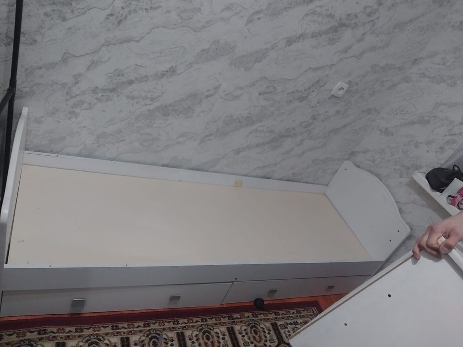 Детский кровать и тумбочка в хорошем состояний