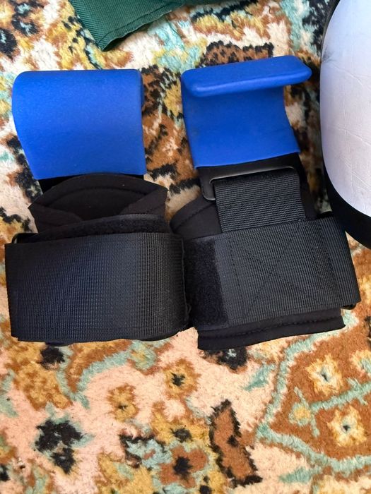 Перчатки.шлем.лапа.бинт.Памогател на запястье