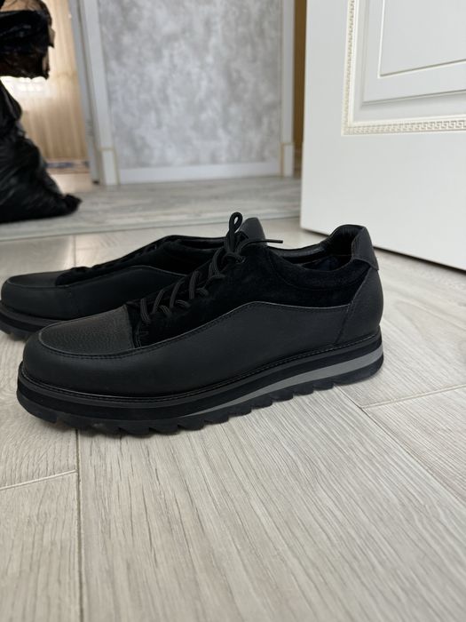 Аяқ киімдер сатылады