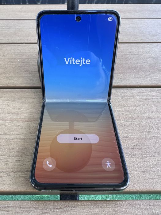 Samsung Galaxy Z Flip4 – stare impecabilă – baterie 96%