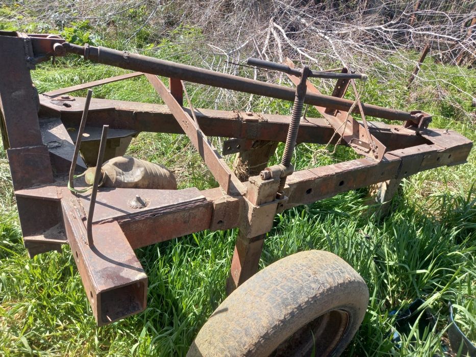 Плуг трехкорпусной