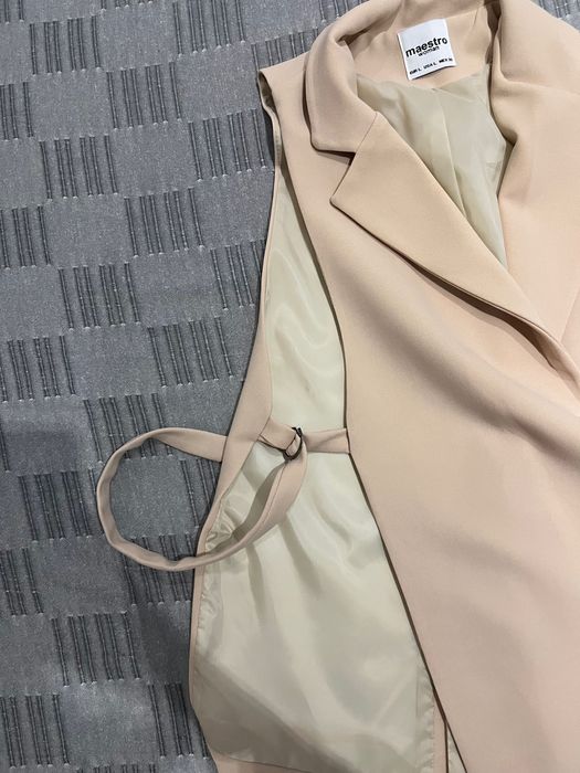 Дамски бежов елек