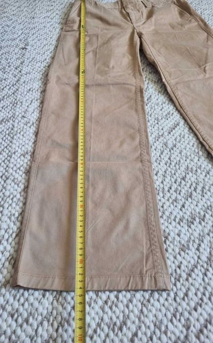 Pantaloni bej cu crac larg de la Bershka