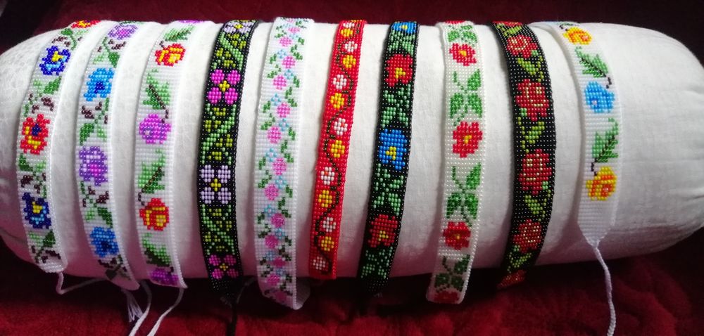 Zgărdane din margele cu motive tradiționale