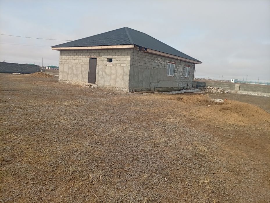 Дом в деревне чёрное .