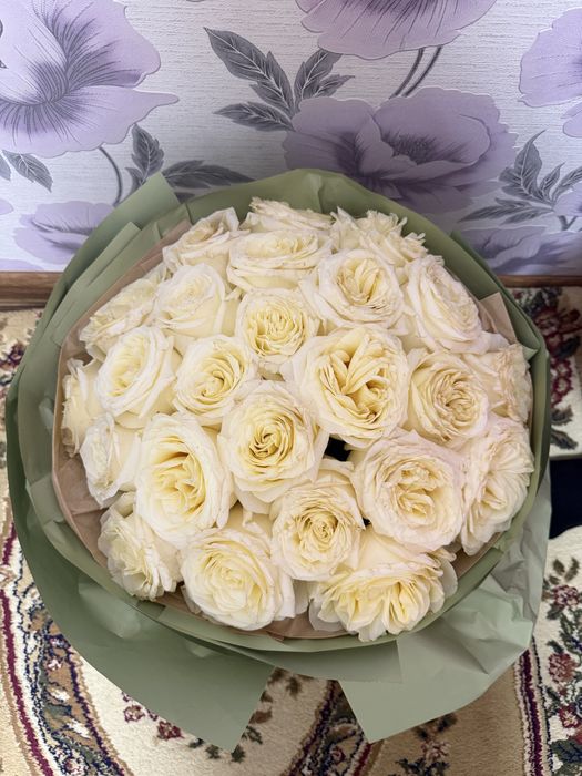 пышный букет белые розы