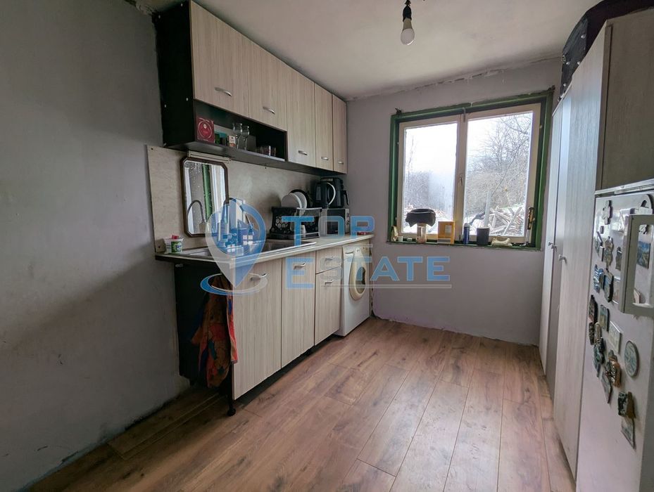 Двуетажна тухлена къща с голям двор в село Поликраище, област Велико