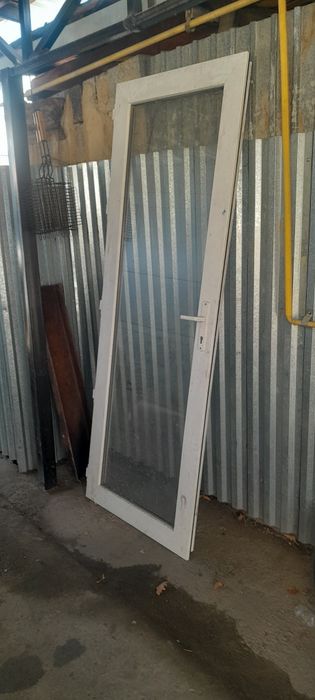 Продам дверь пластиковую