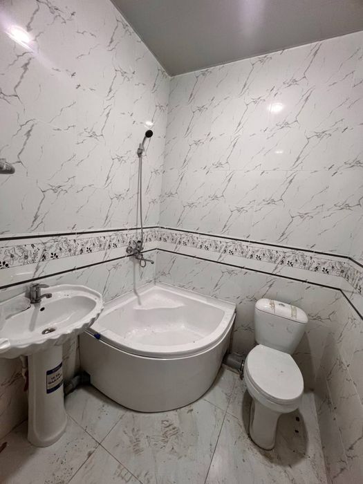 Янги Дархон.   Сдается.  2 х комнатная. Пустая.