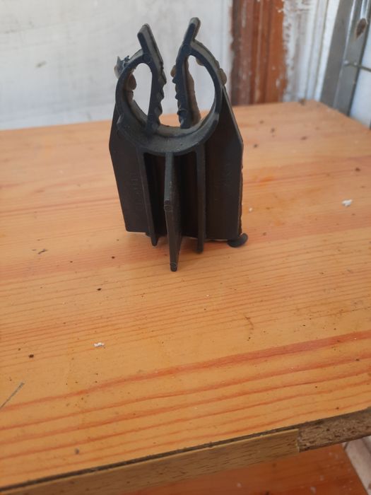 Лягушка, стульчик для арматуры