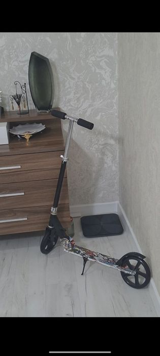 Самокат в граффити-стиле б/у