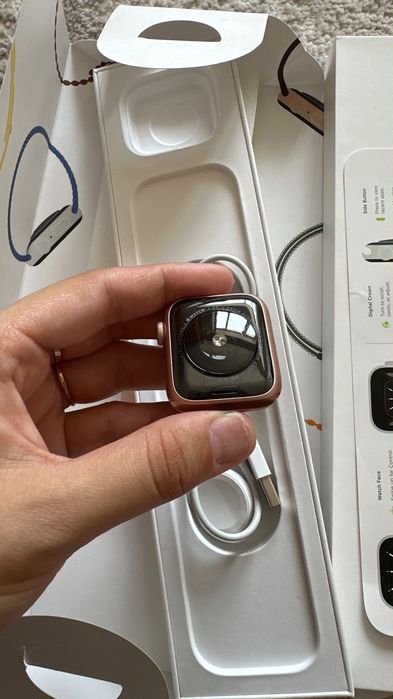 Продам Apple Watch SE