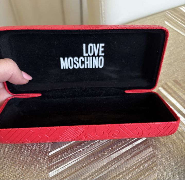 Слънчеви очила Moschino + калъф