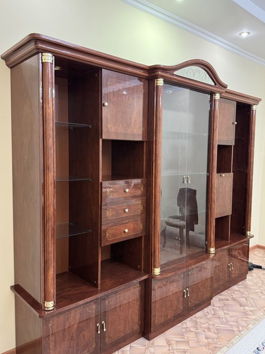 Продается сервант.Италия