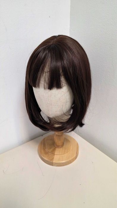 Perucă HAIRCUBE bob scurt șaten închis cu breton, sintetică