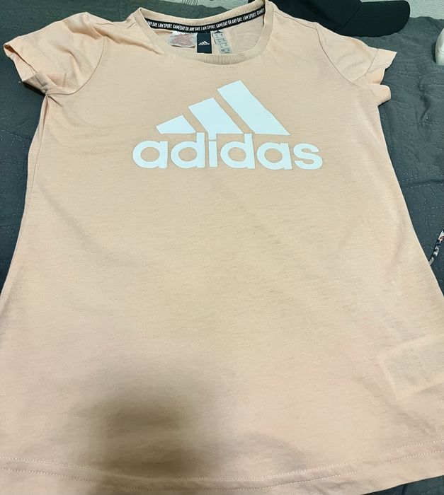 Тениска adidas, размер М, но отгаваря на С