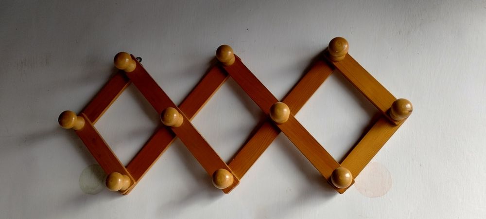 Cuier din lemn lacuit