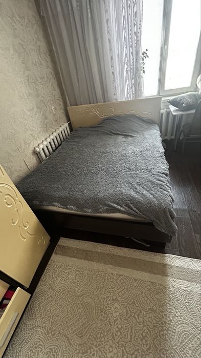 Кровать и 6 стульев