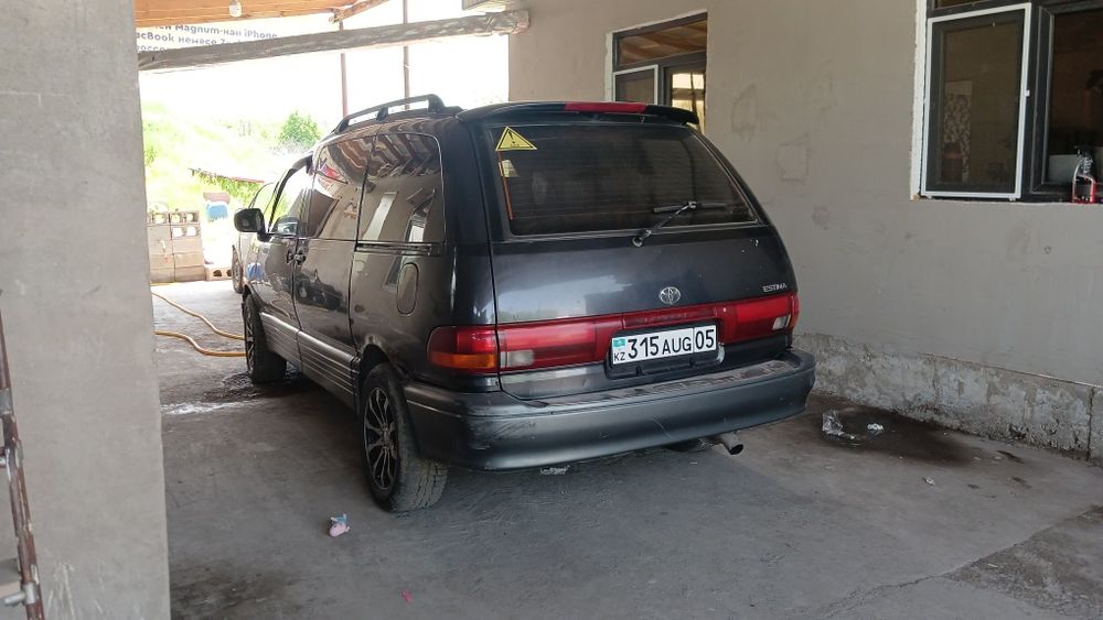 Машина Тойота Естима 7местный.