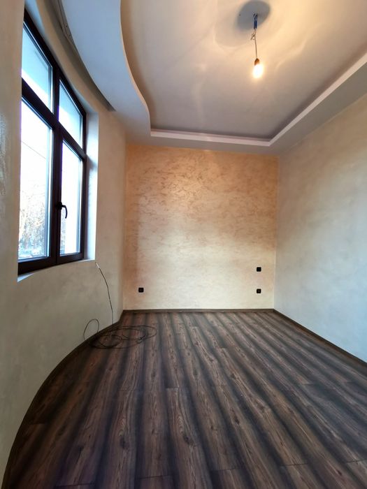 Под наем - Тухлена къща след основен ремонт, двор и барбекю в центъра