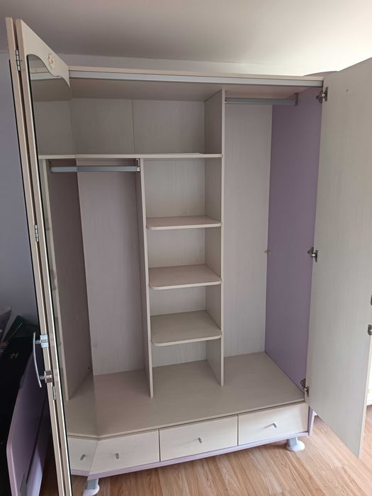 Обзавеждане за детска стая - легло, трикрилен гардероб и етажерка