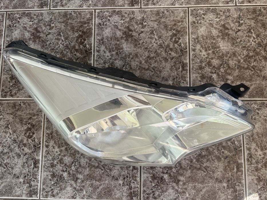 Десен фар за Тойота Версо / Toyota Verso S 2012