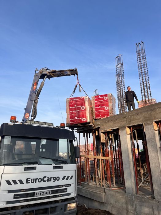 Transport macara cu platforma si container moloz