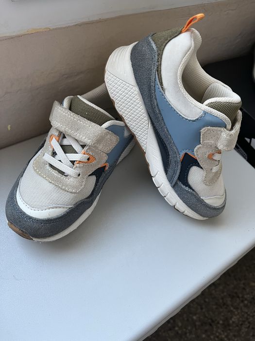 Затворени обувки за момче размер 26-27