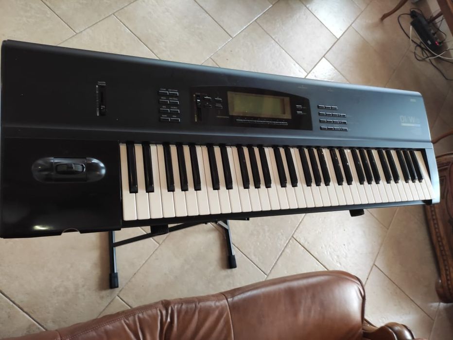 Синтизатор  KORG  01/Wfd
