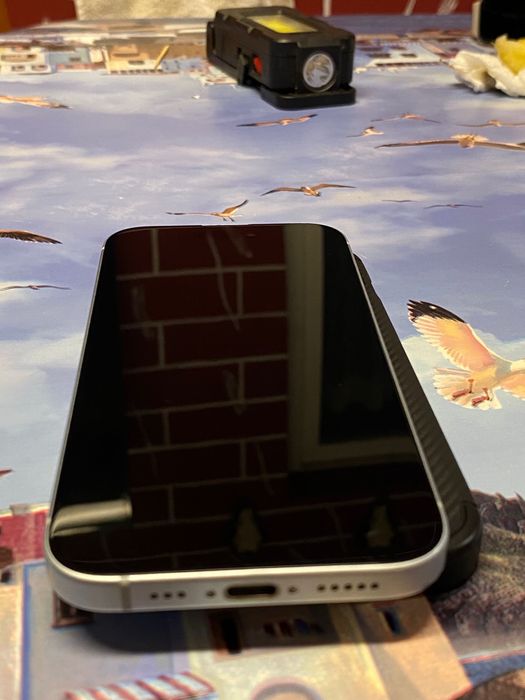 Продавам iphone 15 бял , 128gb