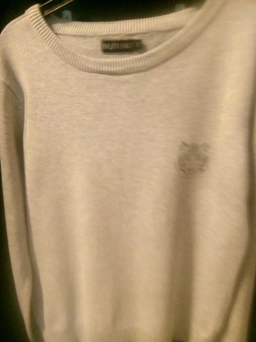 Vând cămăși  pt copii și pulovere