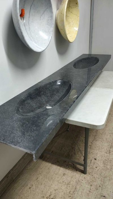 Каменная столешница 200*45см с двумя влитыми раковинами для санузла.