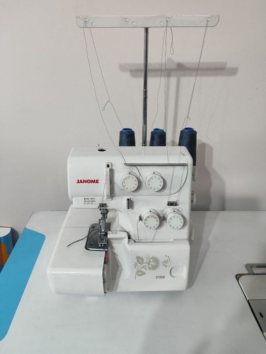 Продам оверлок Janome