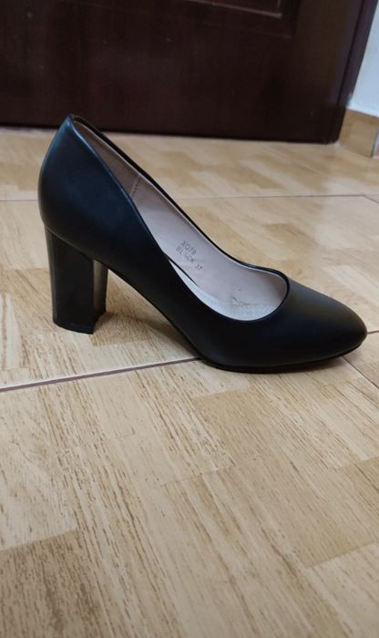Vand pantofi cu toc