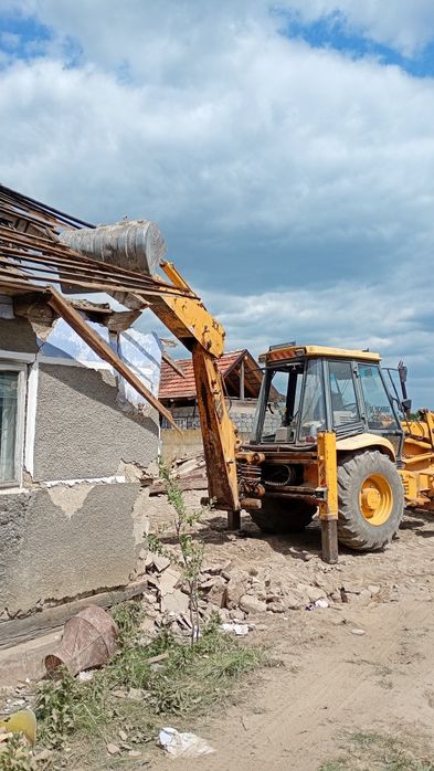 Prestări servicii cu buldoexcavator și camionetă
