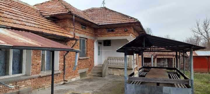 Къща с двор в с. Павел, общ. Полски Тръмбеш