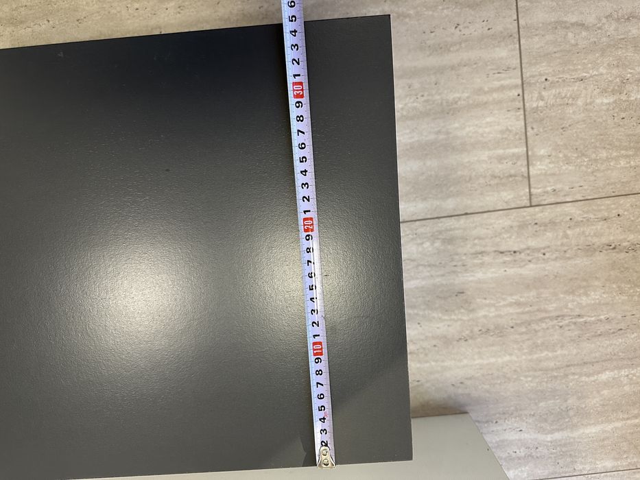 Витрина за стена с LED засветяване и шкаф с плътна врата