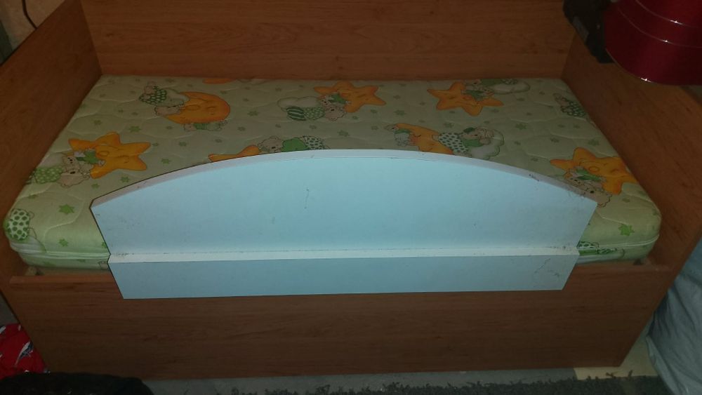 Легло детско с матрак и предпазна дъска .Леглото е 65/125