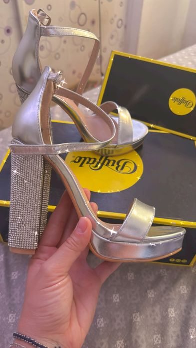 Sandale argintii cu strasuri pe toc marimea 36 potrivite si pt 37